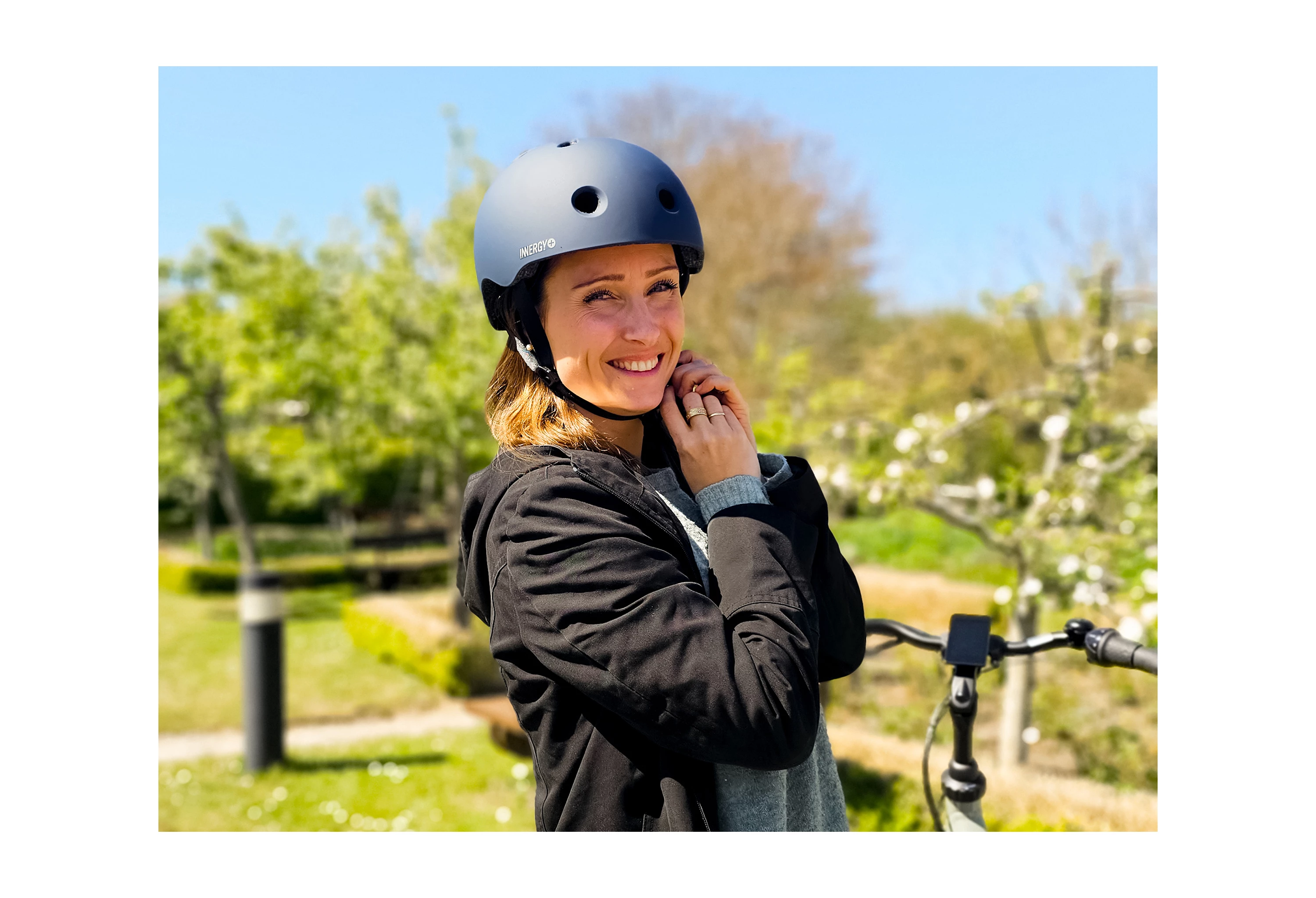 INNERGY+ Mat Mørkeblå Flow cykelhjelm