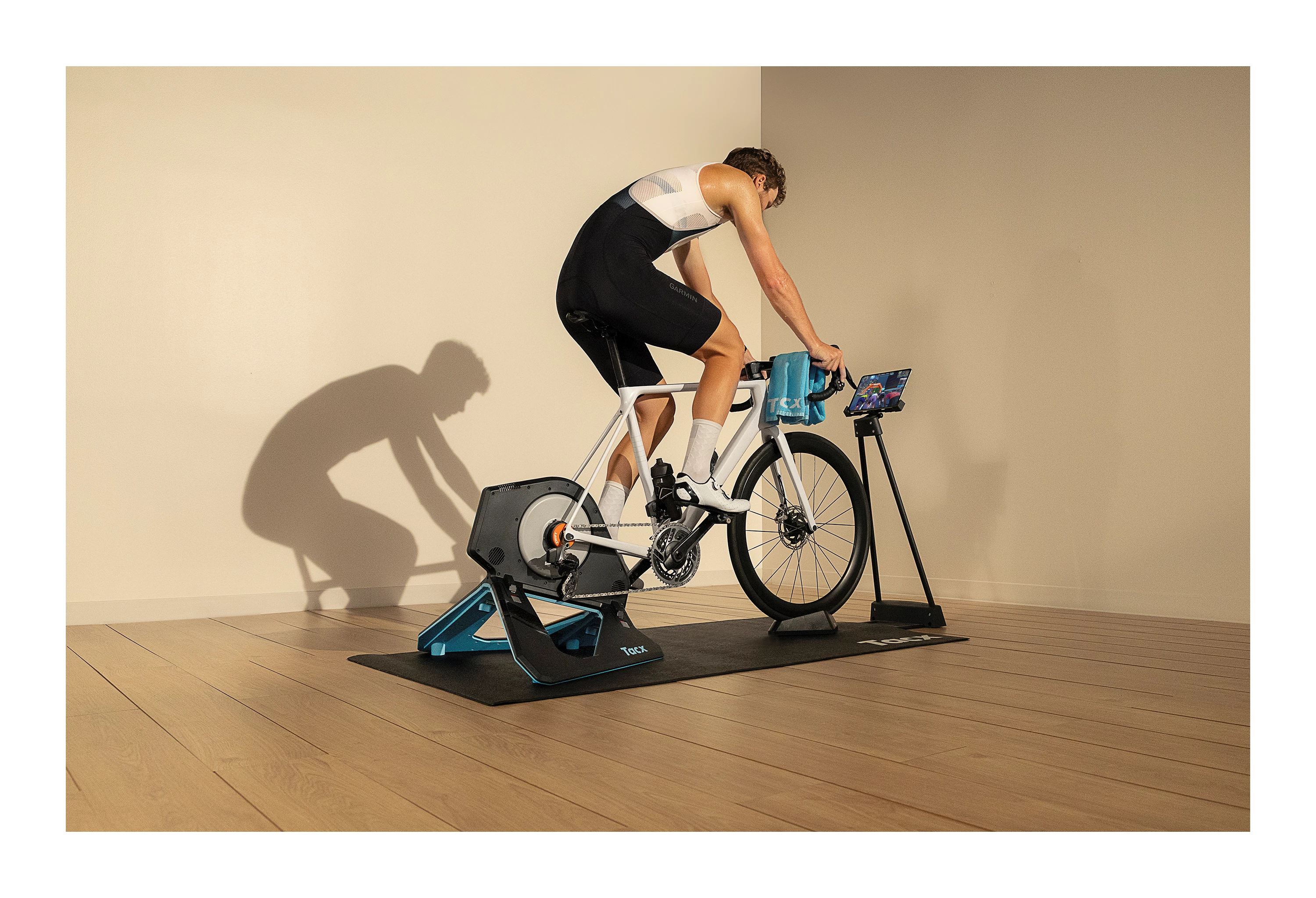 TACX Sort Neo 2T Smart Trainer med Zwift Cog og Click