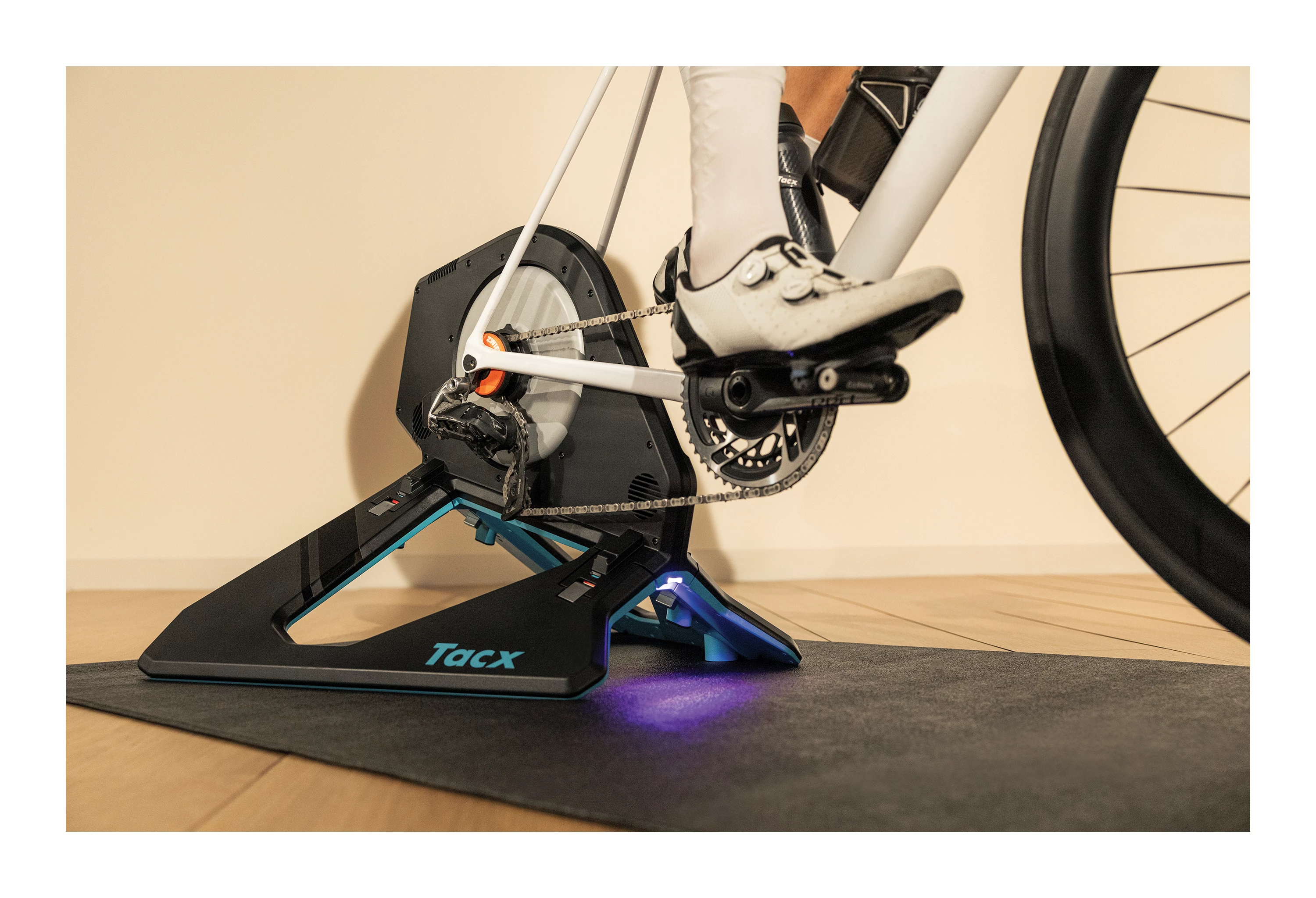 TACX Sort Neo 2T Smart Trainer med Zwift Cog og Click