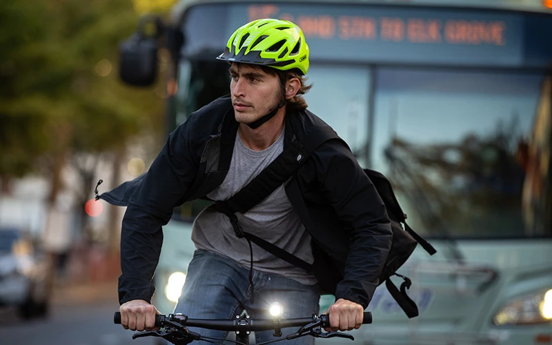 Mandelig Cyklist Med Synlig Cykelhjelm I Bybillede