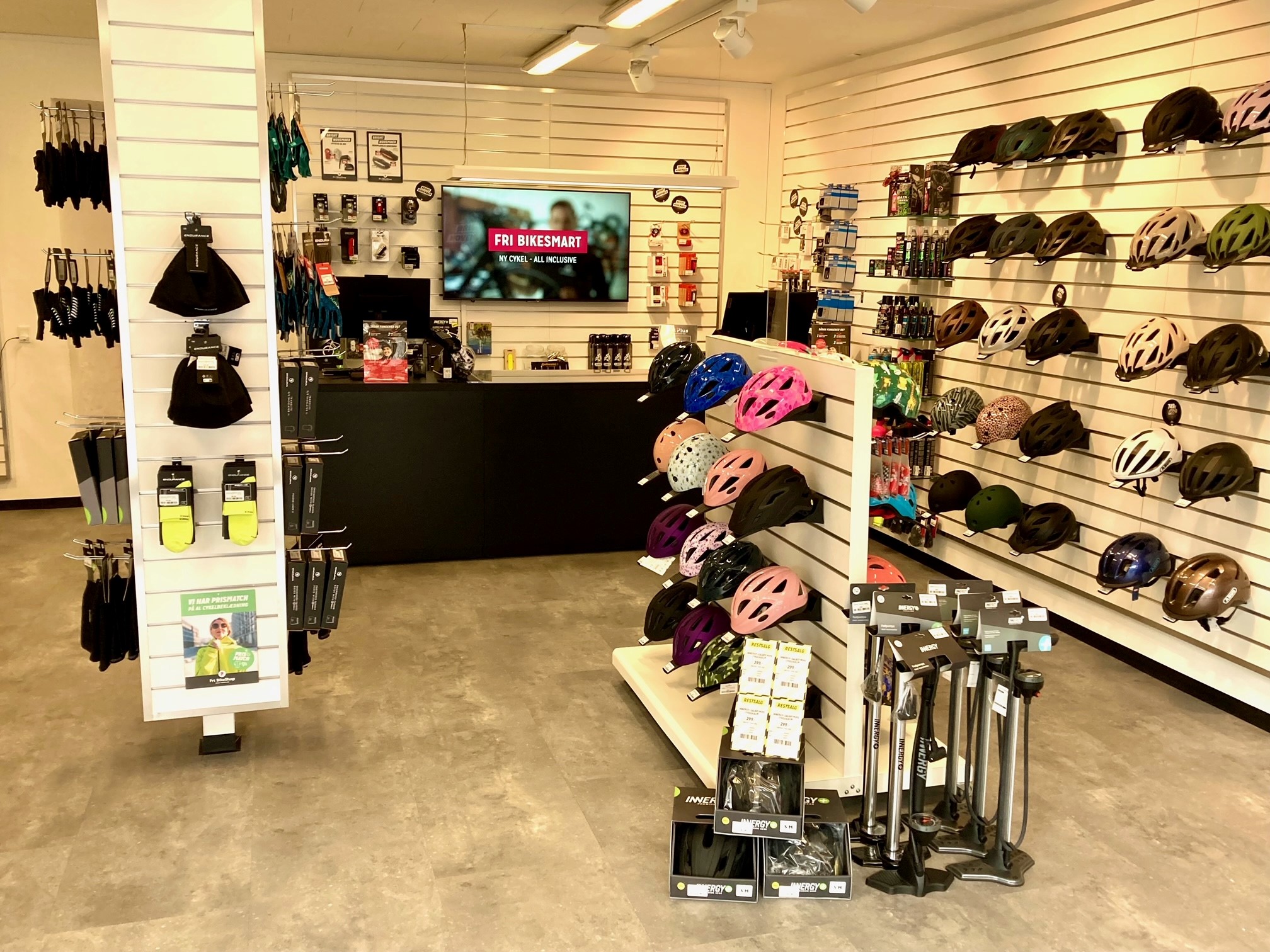 Fri Bikeshop Randers SØ Hjelmvæg Og Kasse