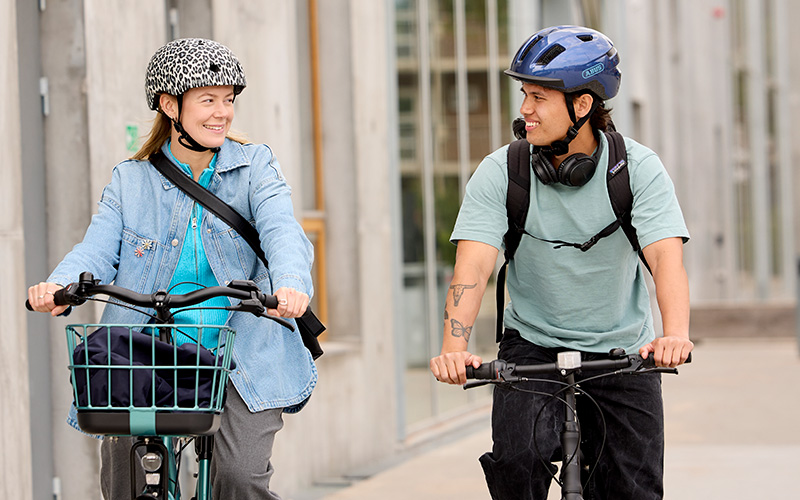 Par Der Cykler På Elcykel