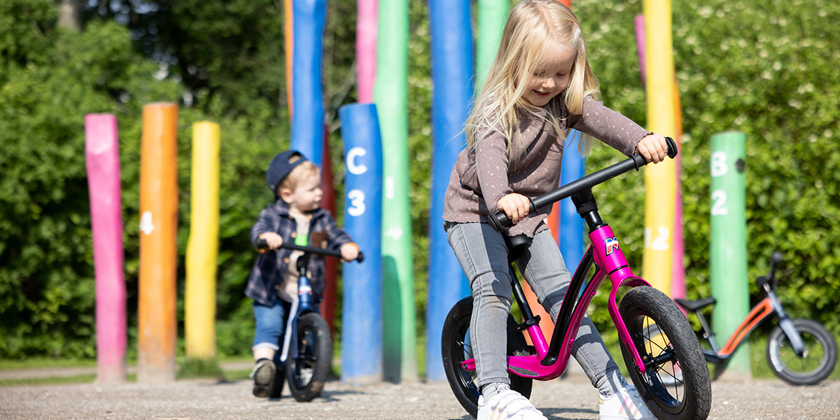 En Pige Og En Dreng På Løbecykler Fra Motobecane