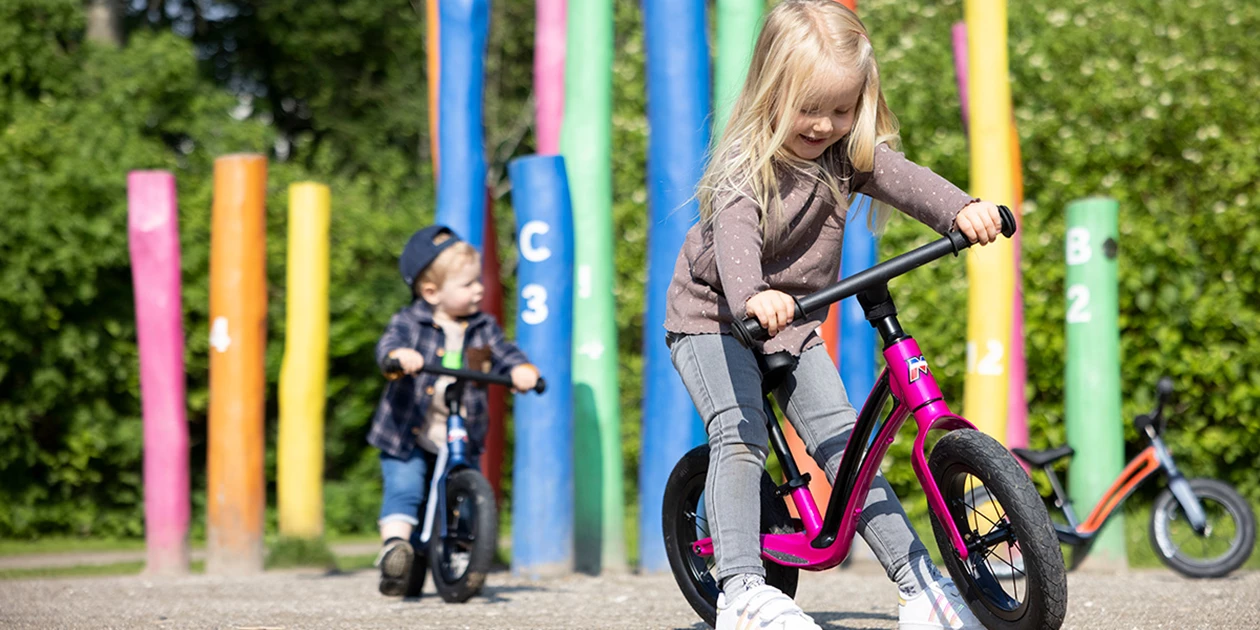 En Pige Og En Dreng På Løbecykler Fra Motobecane