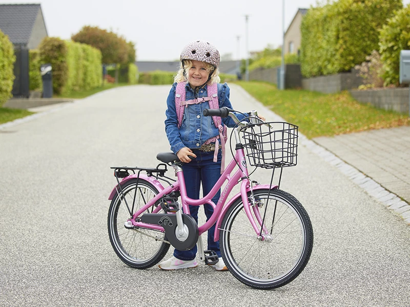 Pige Med Cykel Og Cykelhjelm På Villavej