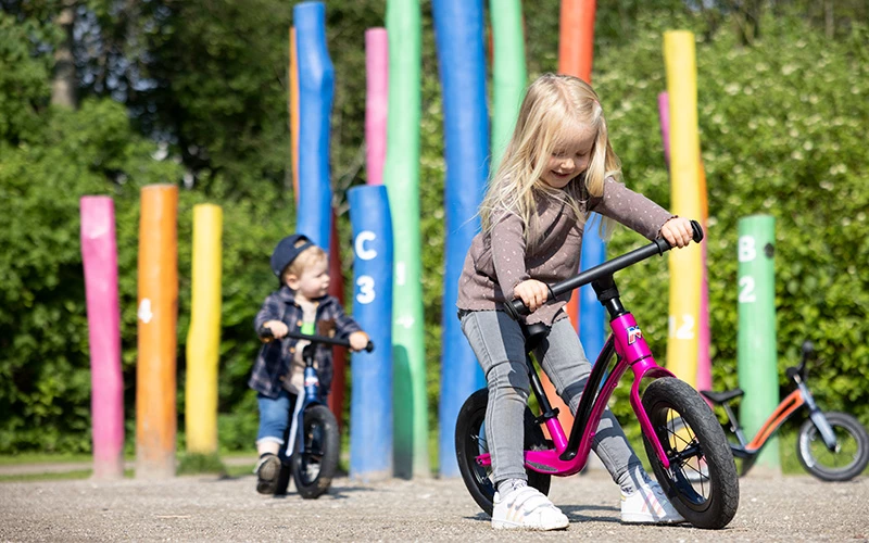 En Pige Og En Dreng På Løbecykler Fra Motobecane