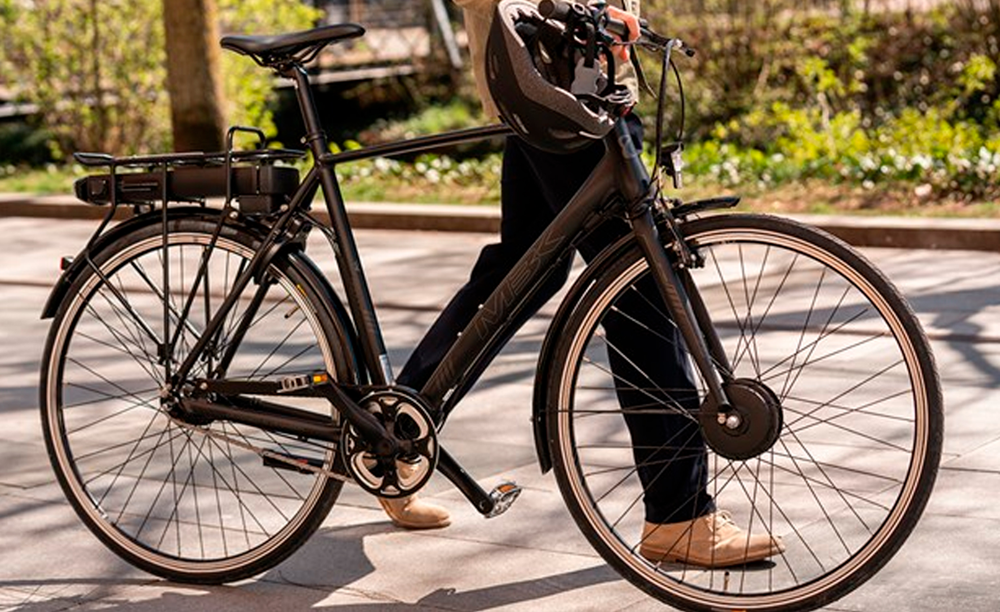 Mandder Trækker Med MBK Cykel