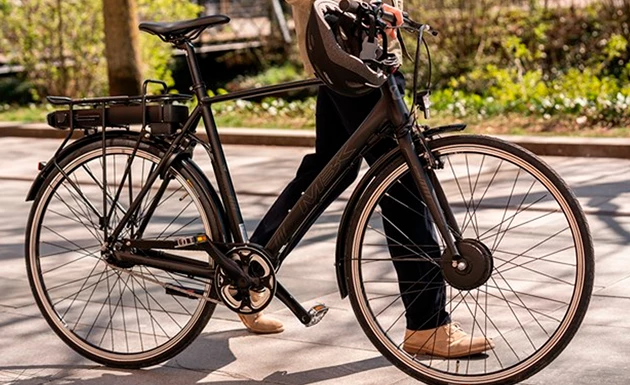 Mandder Trækker Med MBK Cykel