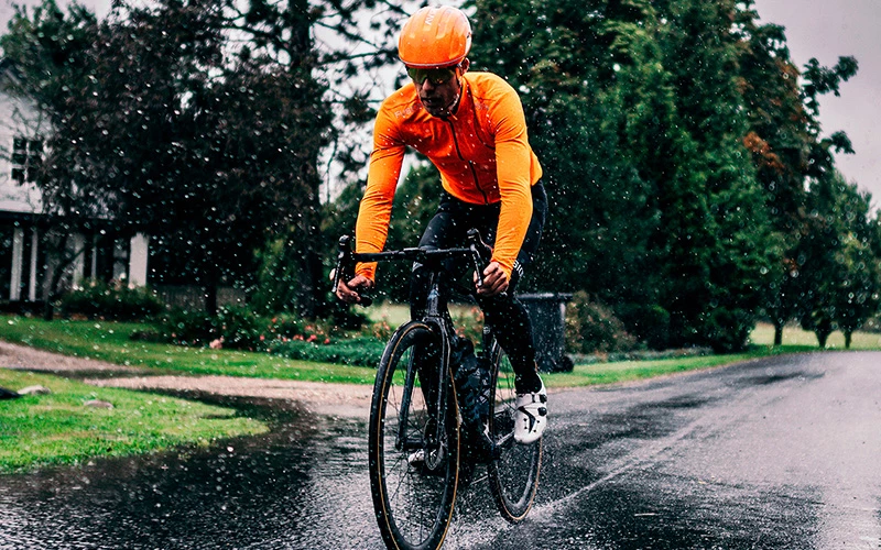 Synlig Cyklist I Regnvejr