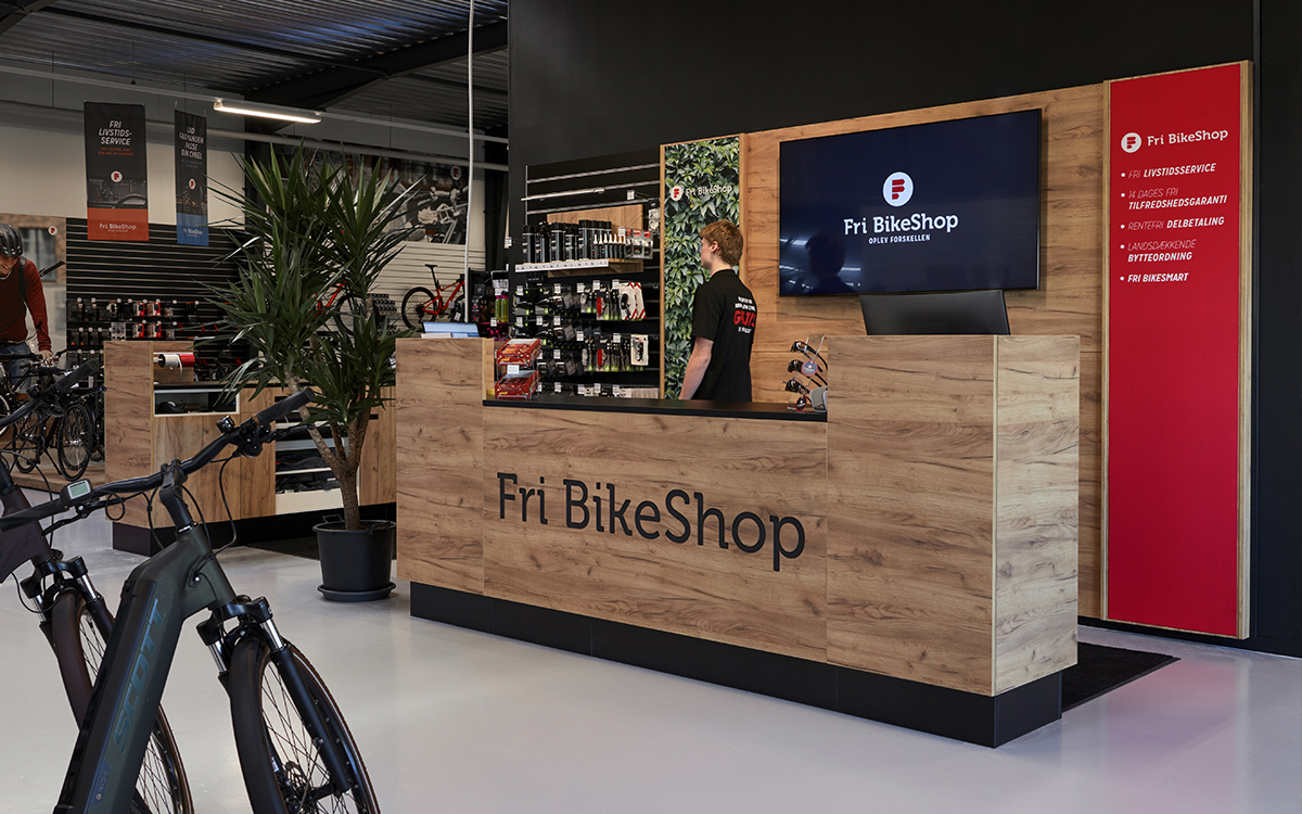 Fri Bikeshop Butik Kundedisk Med Cykler I Forgrunden