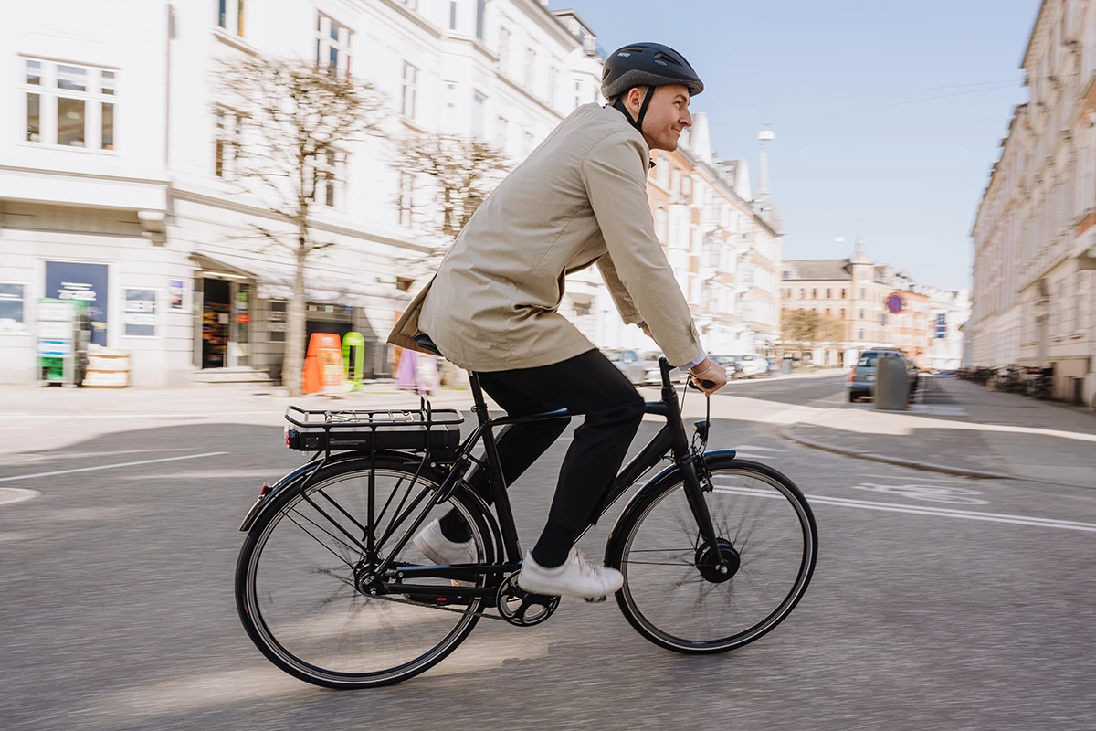Mand På Elcykel Igennem Byen