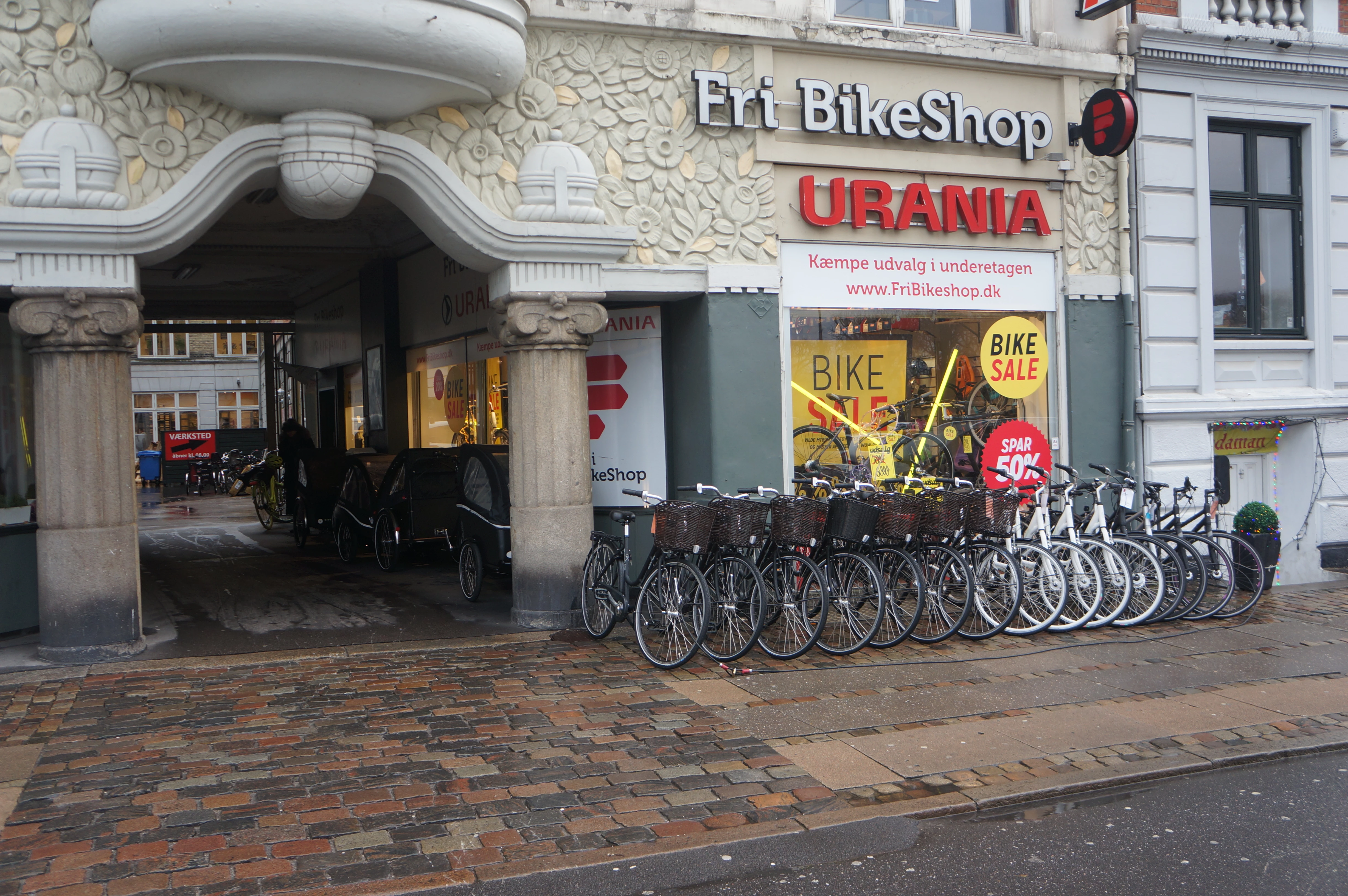 Fri BikeShop V Urania Facade