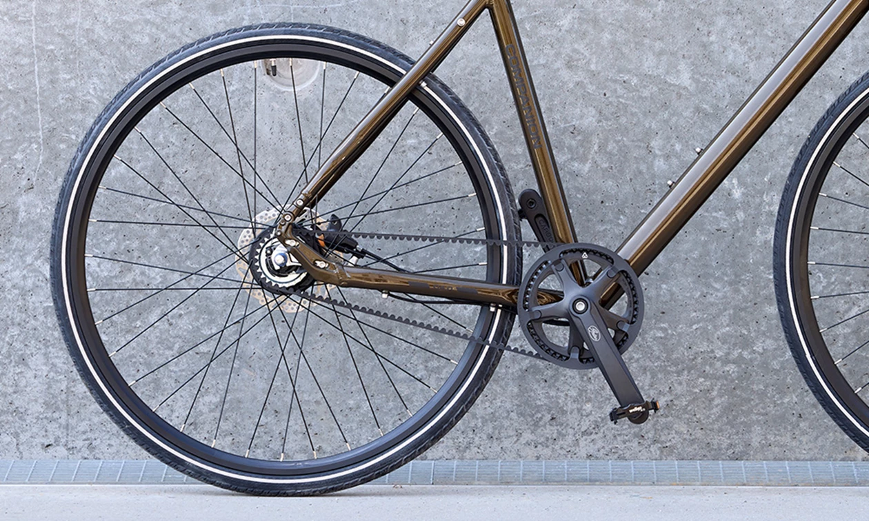 Detalje billede af cykel med remtræk i stedet for almindelig cykelkæde