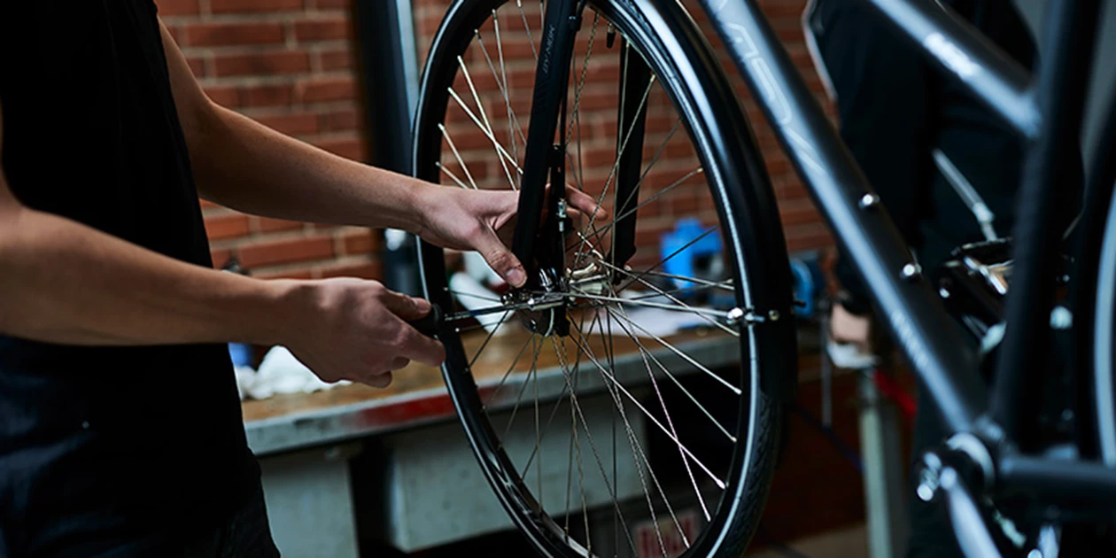 Cykelmekaniker service af cykler