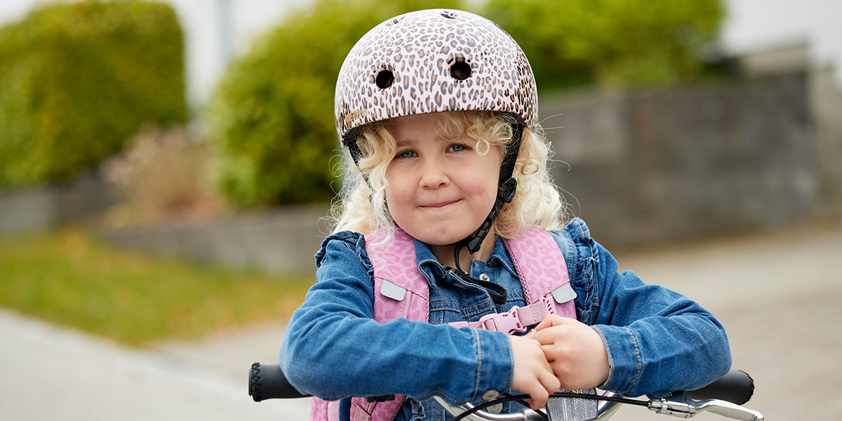 Pige Med Lyserød Leopard Cykelhjelm