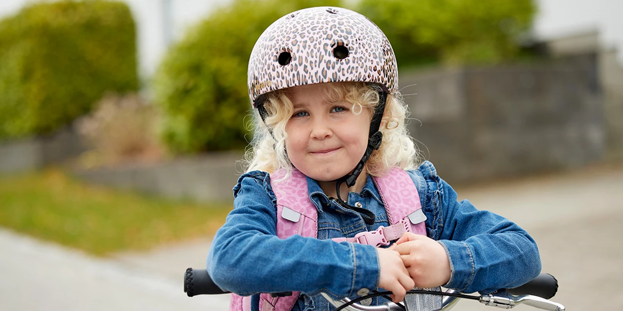 Pige Med Lyserød Leopard Cykelhjelm
