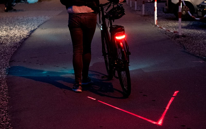 Kvinde Der Trækker Cykel Med God Baglygte