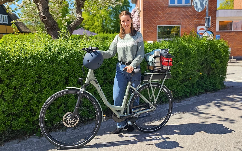 Pige På Cykelferie Med Grøn Elcykel