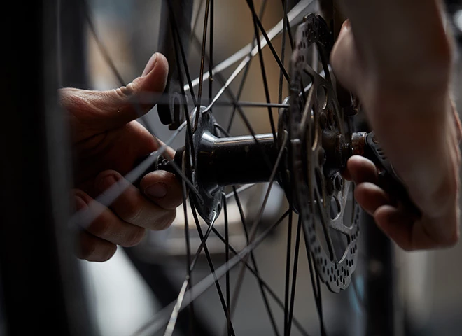 En Mekaniker Der Reparerer En Cykel