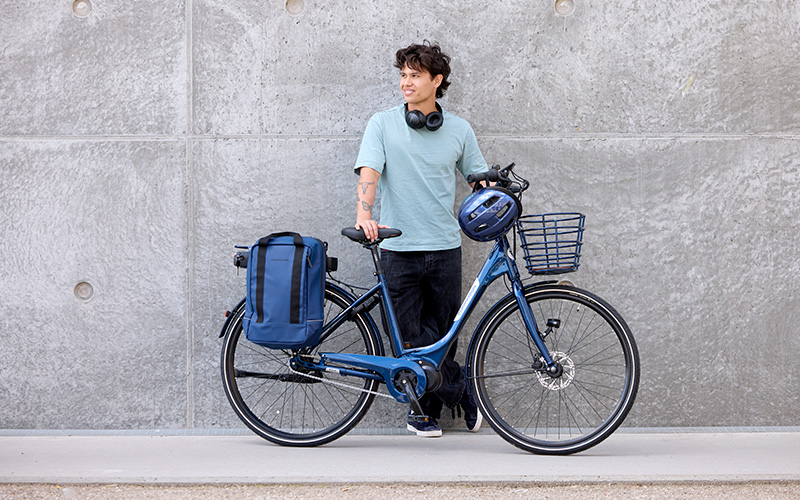 Mand Som Står Med Blå Elcykel Fra Companion