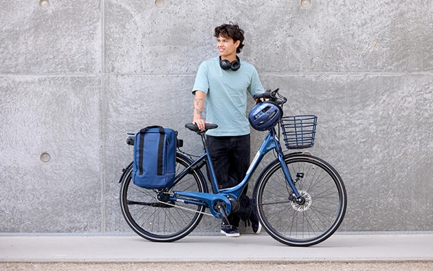 Mand Som Står Med Blå Elcykel Fra Companion