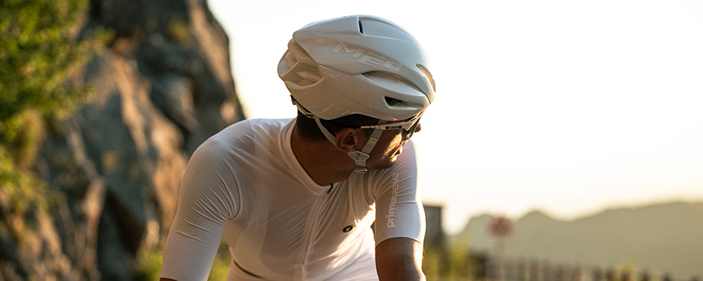 Landevejs Cykelrytter Med MET Manta Absolute White Cykelhjelm