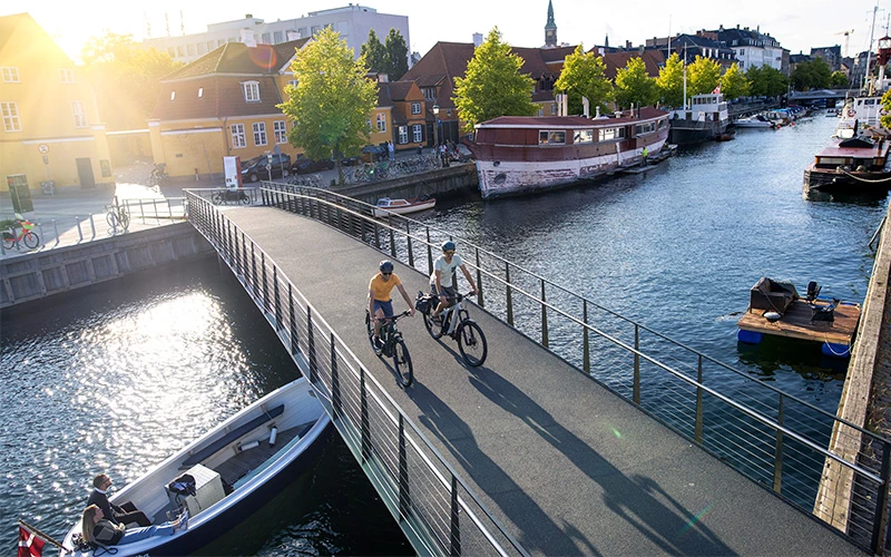 To cyklister på elcykel på cykelferie i Danmark
