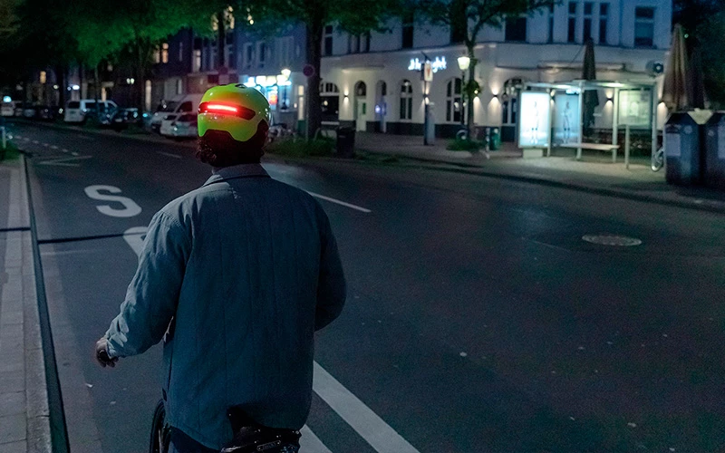 Cyklist Der Udøver Sikker Adfærd I Trafikken