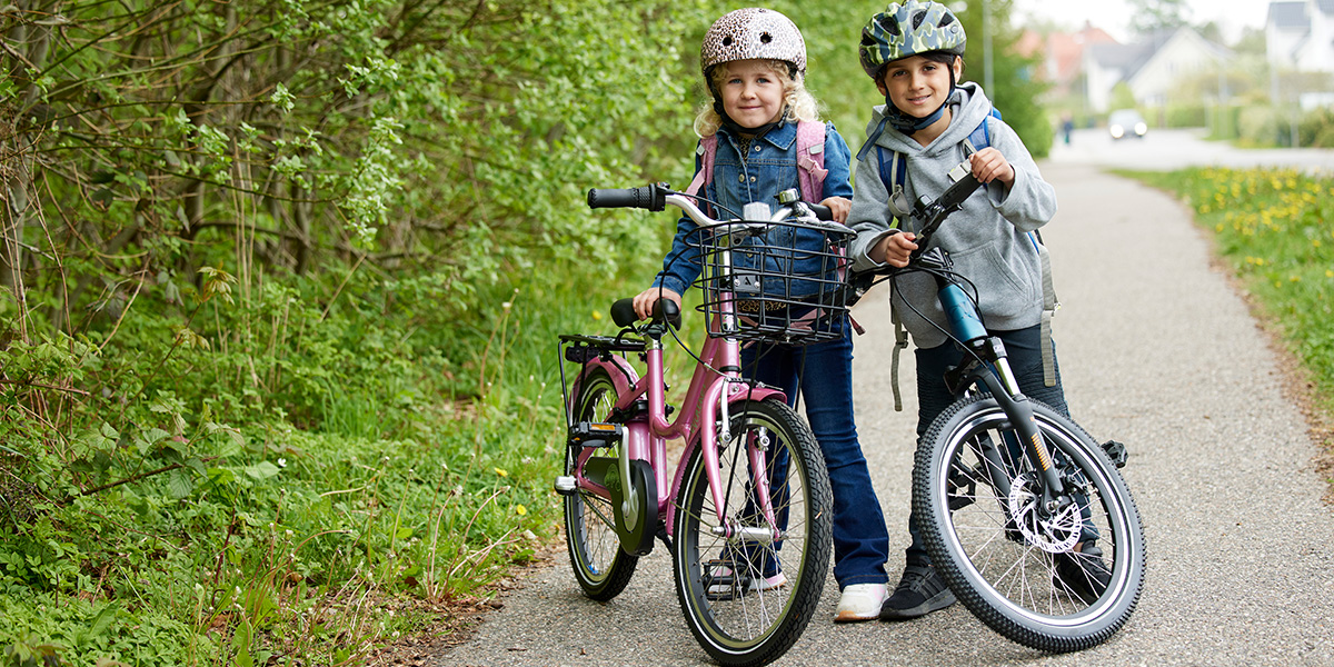 En Pige Med Winther Pigecykel Og Dreng Med Companion Drengecykel